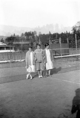 A group of women standing on a tennis court

Description automatically generated