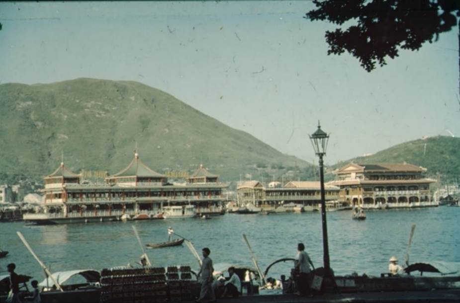 A body of water with boats and buildings along it

Description automatically generated with low confidence