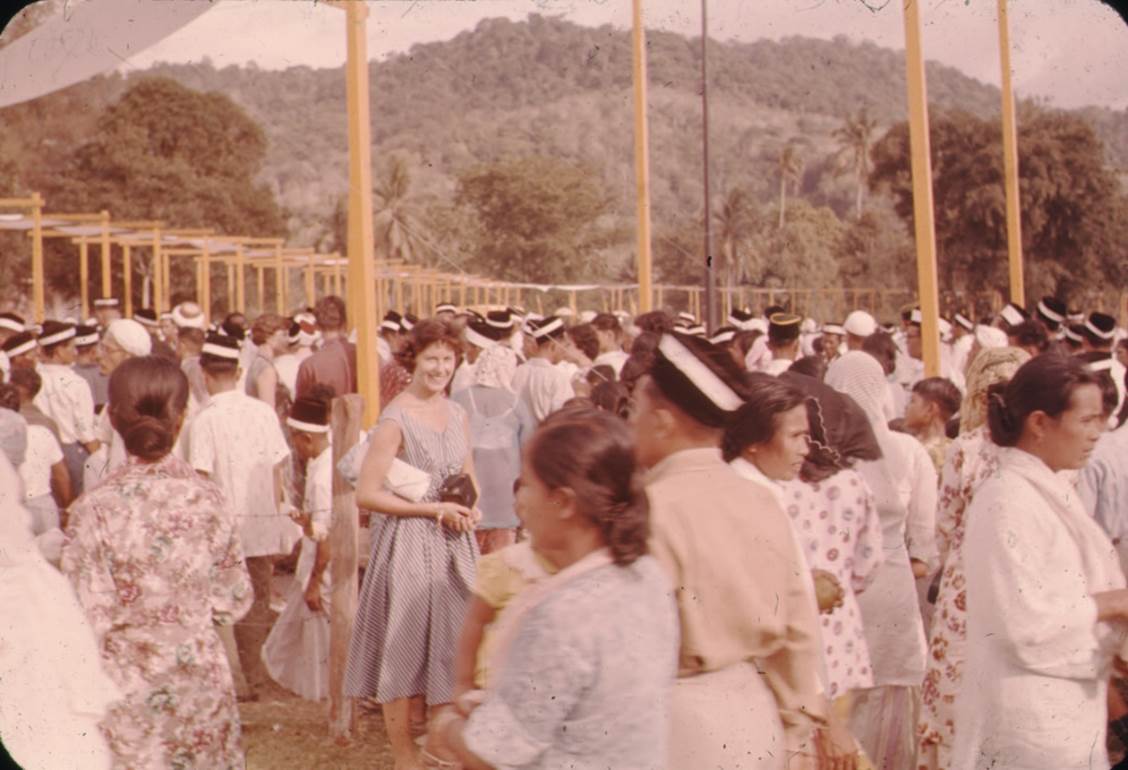 A group of people standing outside

Description automatically generated with low confidence