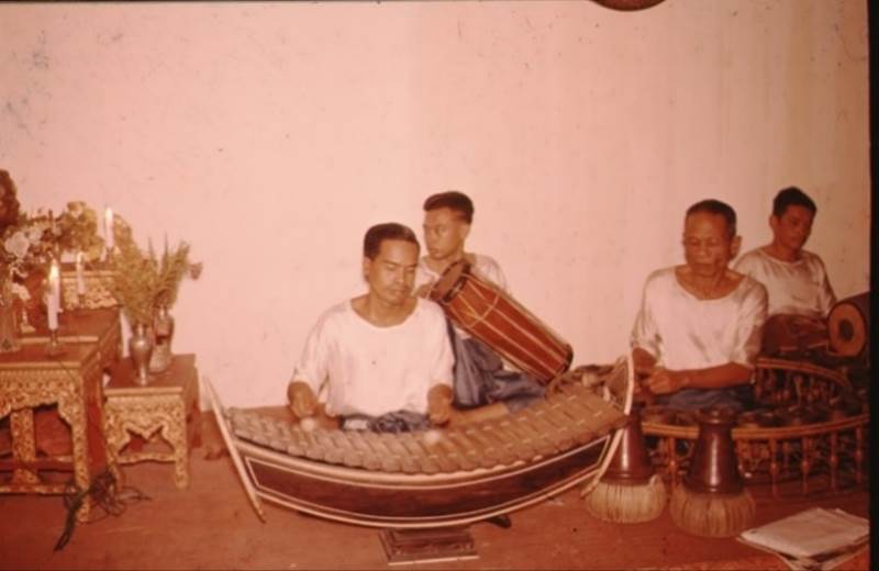 A group of men sitting on a couch

Description automatically generated with medium confidence