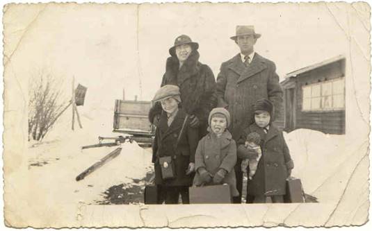 A group of people posing for a photo in the snow

Description automatically generated with medium confidence