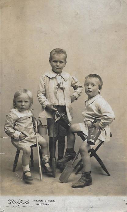 A group of children posing for a picture

Description automatically generated