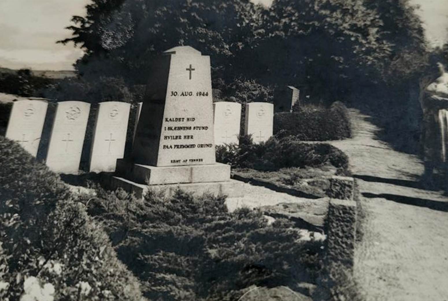 A black and white photo of a cemetery

Description automatically generated