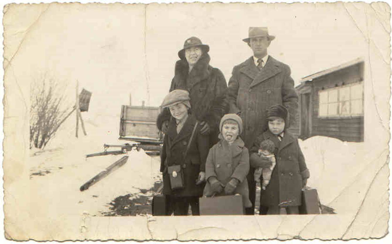 A group of people posing for a photo in the snow

Description automatically generated with medium confidence