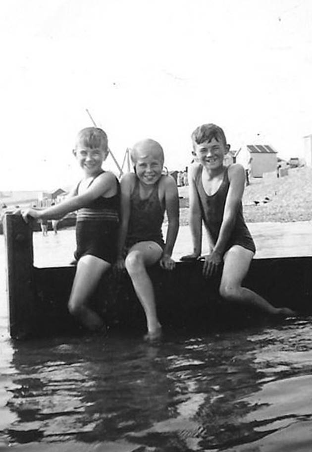 A group of boys posing for a picture

Description automatically generated with low confidence