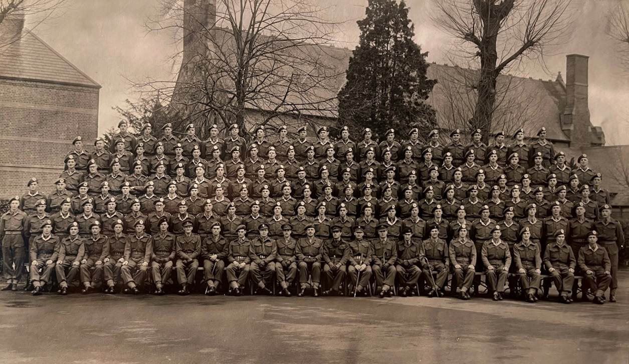 A group of soldiers posing for a photo

Description automatically generated