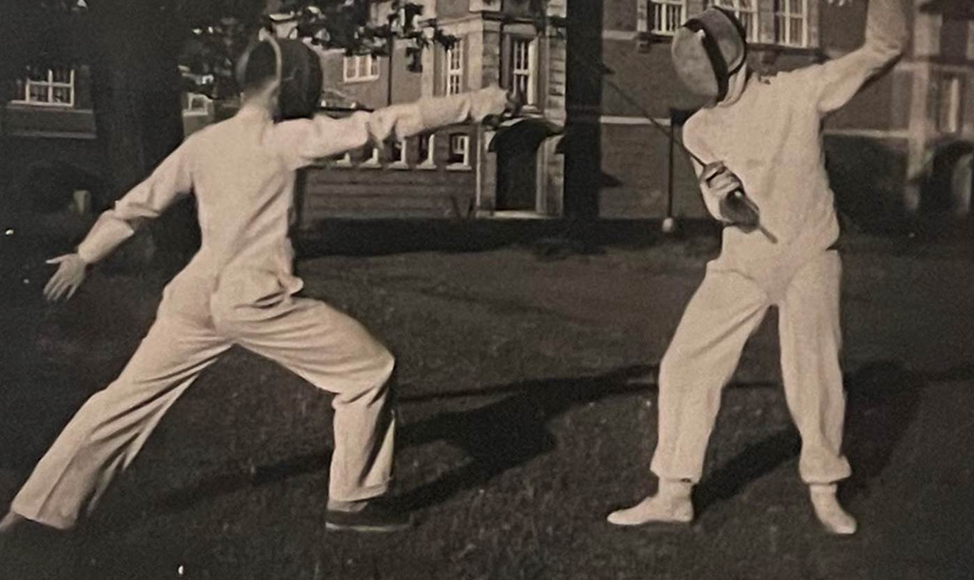 A group of people practicing fencing

Description automatically generated