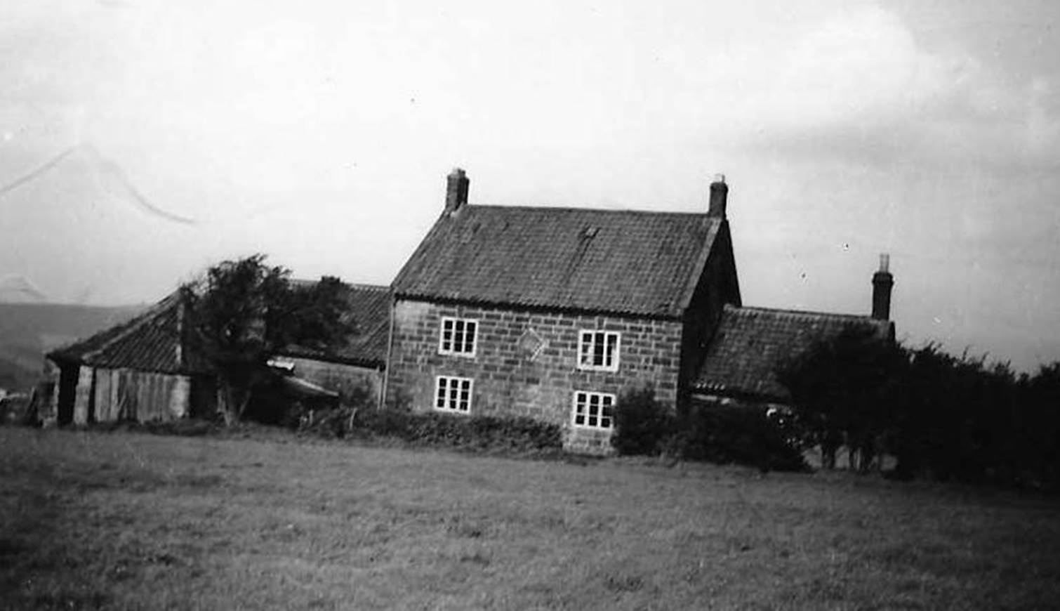 An old barn in a field

Description automatically generated