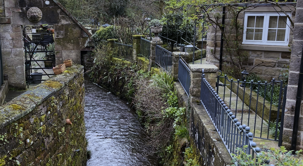 A river running through a small town

Description automatically generated