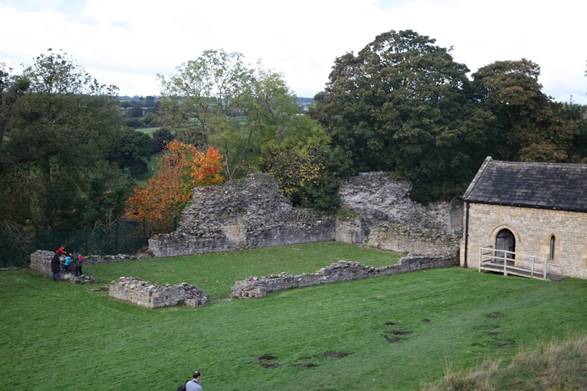 A stone ruins of a building

Description automatically generated