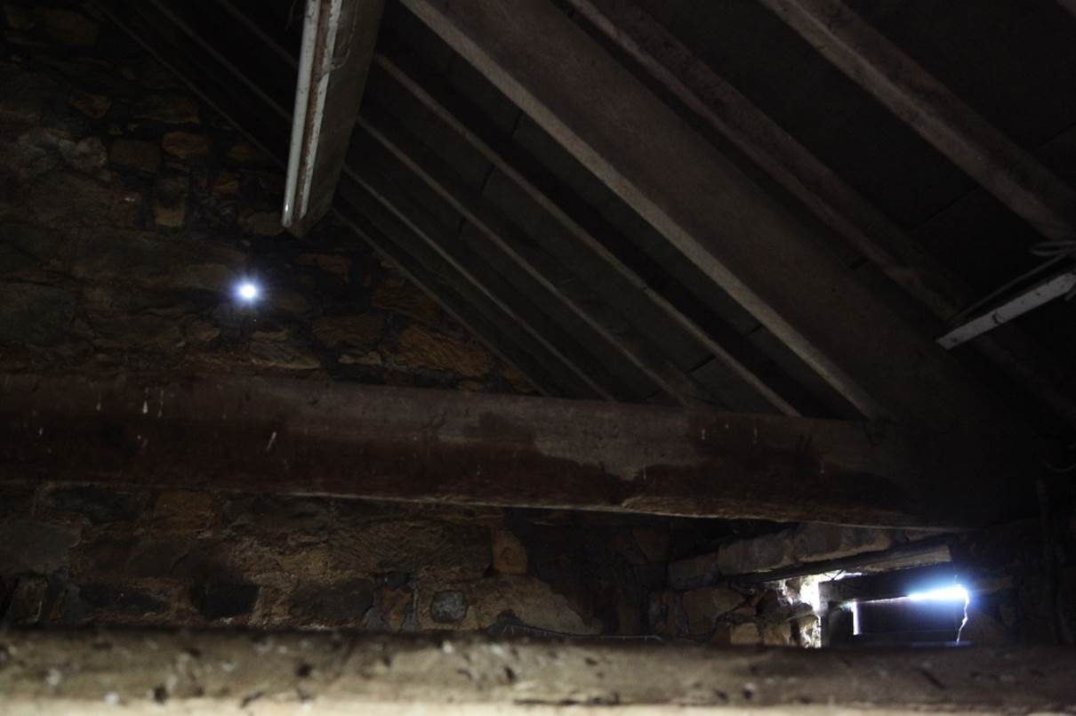 A beam in a roof

Description automatically generated with medium confidence