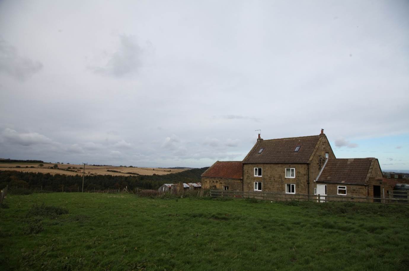 A house in a field

Description automatically generated